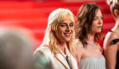 Kristen Stewart, en casquette et bermuda Chanel, rayonne pour sa première montée des marches comme réalisatrice