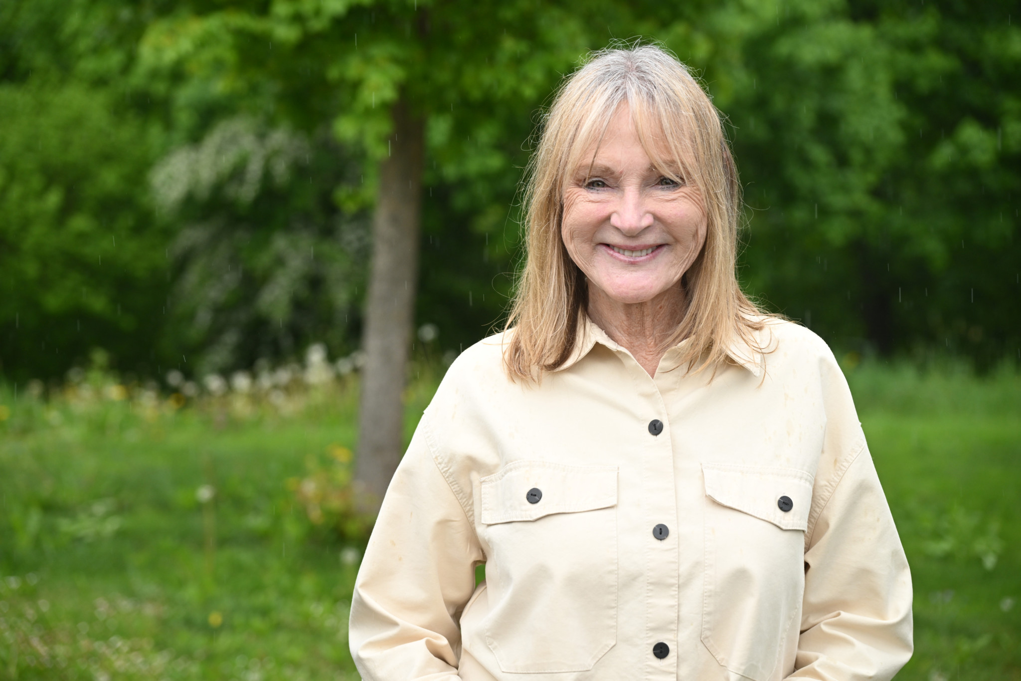Petra Bracht souriante dans un cadre naturel verdoyant, discutant de la longévité.
