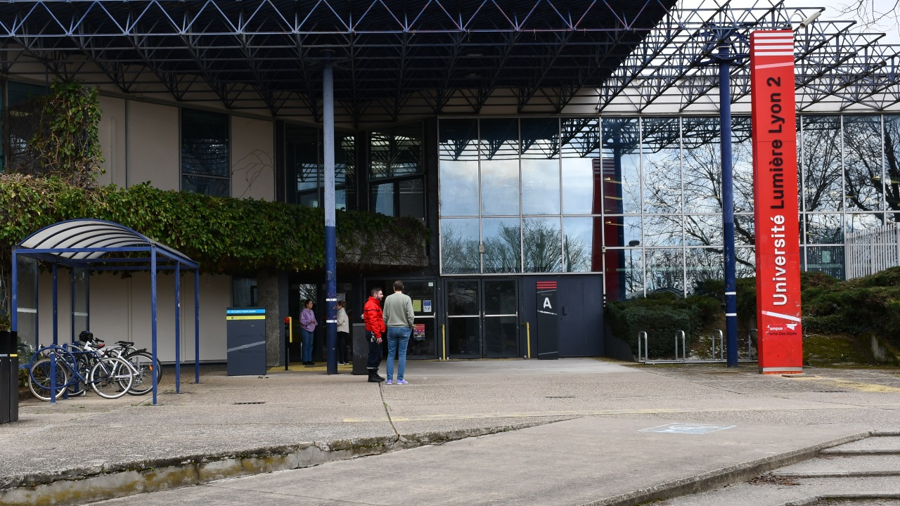 accusé d'immobilisme pour n'avoir pris aucune sanction à l'université Lyon 2, le ministre lance désormais "un appel à la retenue"