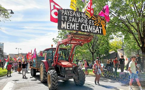 Le tracteur de la Confédération paysanne s’est placé en tête de cortège.