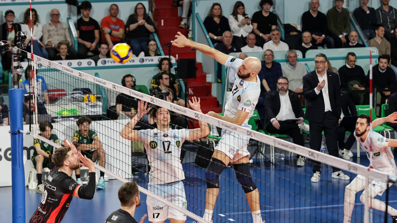 En championnat comme en Europe (ici en demi-finale de Coupe CEV contre Rzeszów), Voss en impose au filet avec une lecture du jeu et une détermination sans faille.
