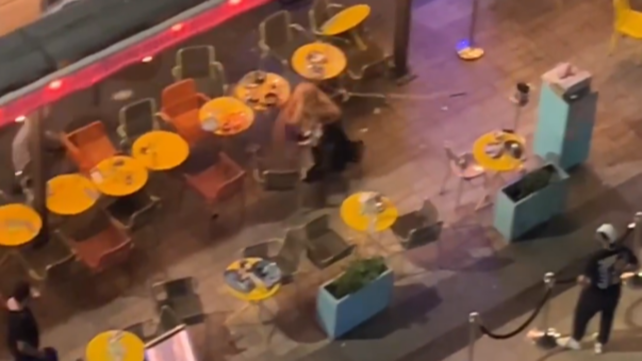 éméchée et redemandant de l’alcool, elle s'en prend à la terrasse d'un restaurant
