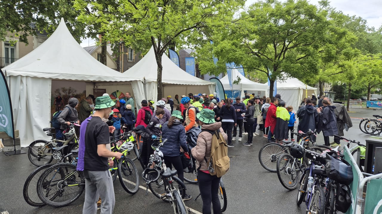 Place de Strasbourg, les cyclistes du Vélotour ont joué les prolongations dans la bonne humeur.