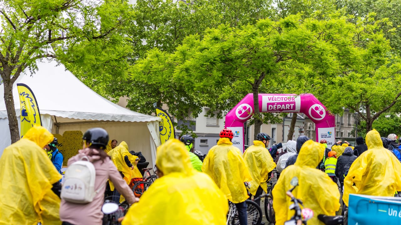 Malgré la pluie, les cyclistes étaient nombreux pour la 6e édition de Vélotour, à Tours, le 4 mai 2025.
