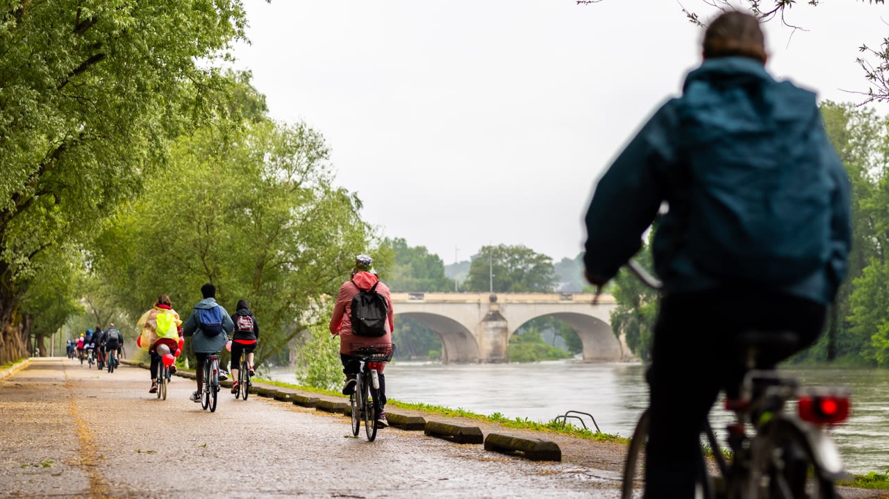 Malgré la pluie, les cyclistes étaient nombreux pour la 6e édition de Vélotour, à Tours, le 4 mai 2025.