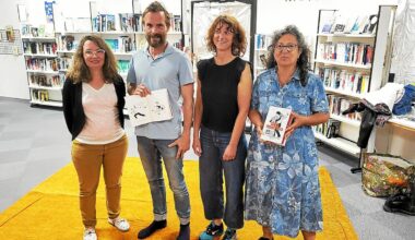 Un duo de danseurs interprète un livre à la médiathèque d’Hennebont