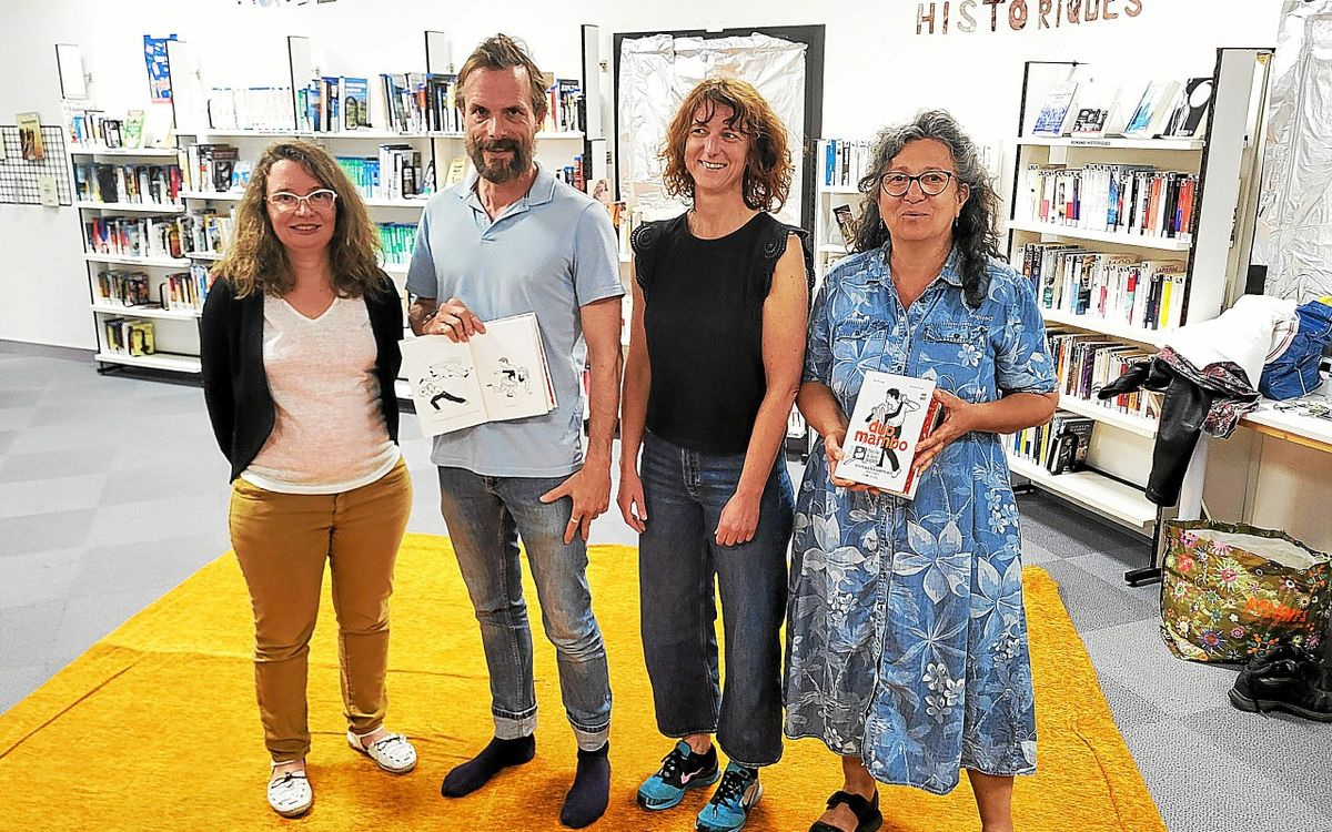 Un duo de danseurs interprète un livre à la médiathèque d’Hennebont