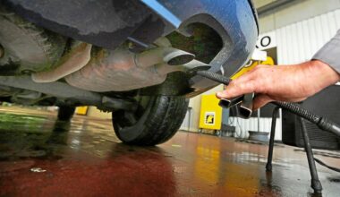 Voitures de plus de dix ans : l’Europe veut un contrôle technique annuel, la France freine