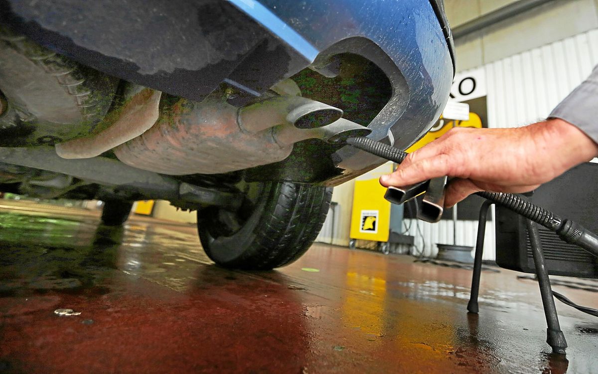 Voitures de plus de dix ans : l’Europe veut un contrôle technique annuel, la France freine