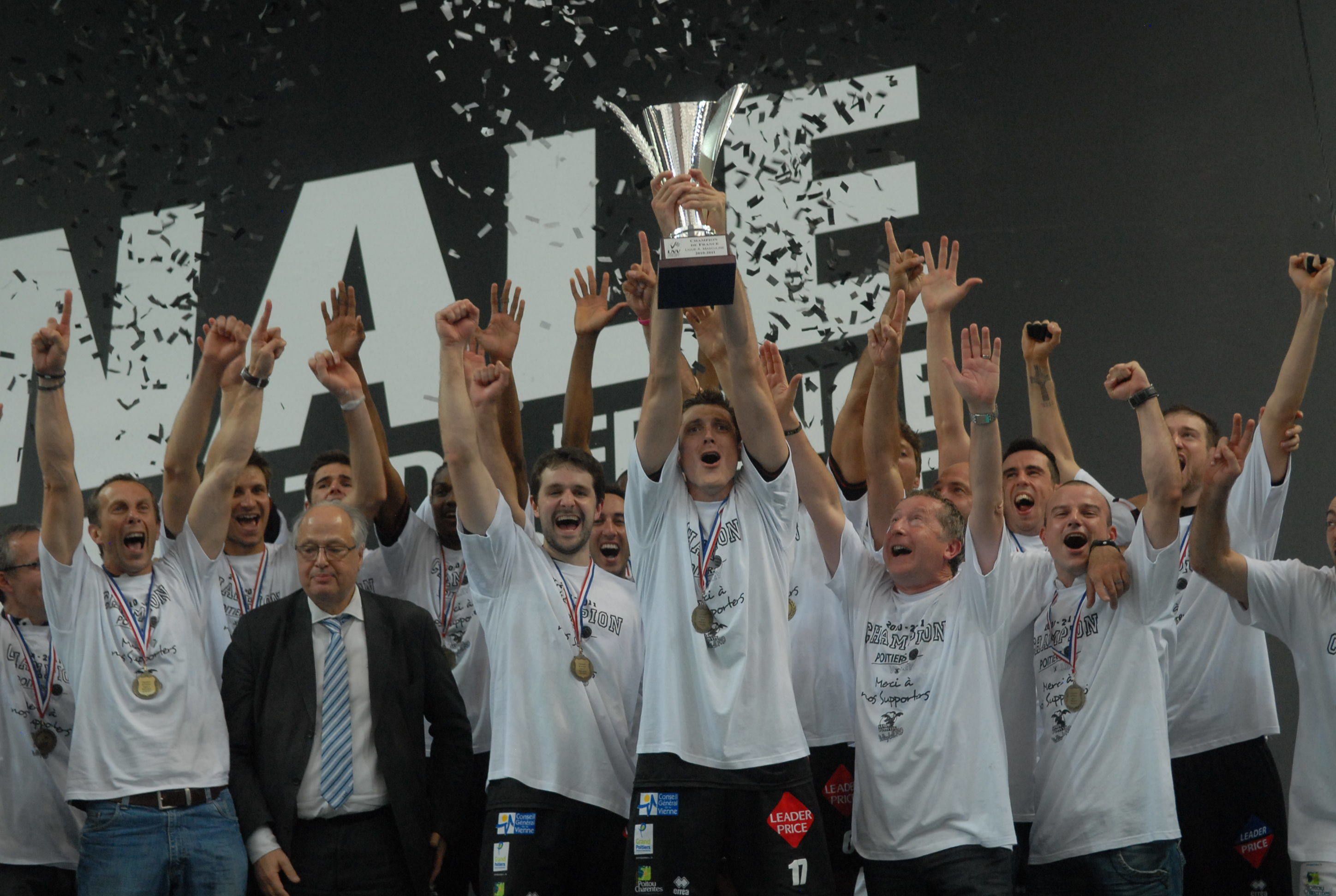 En 2011, Oliver Kieffer, le capitaine du Stade Poitevin Volley-Ball, soulève le trophée de champion de France, le deuxième du club.