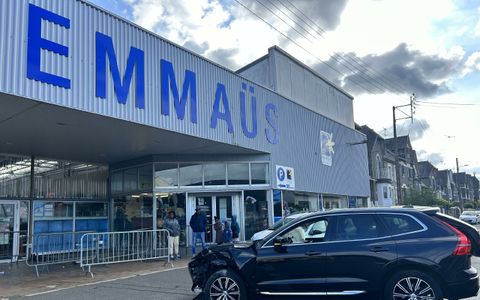 Sous le choc, la voiture garée sur le parking a heurté la façade du magasin Emmaüs.