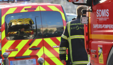 la voiture fait une sortie de route et percute un arbre, le conducteur et son passager blessés