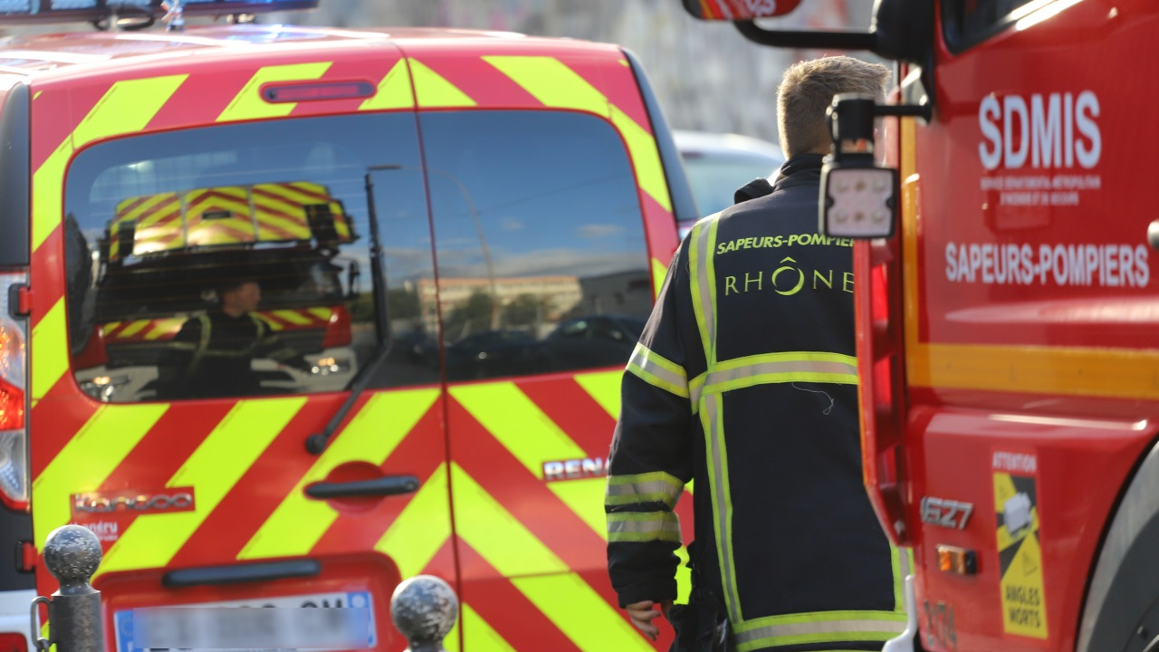 la voiture fait une sortie de route et percute un arbre, le conducteur et son passager blessés