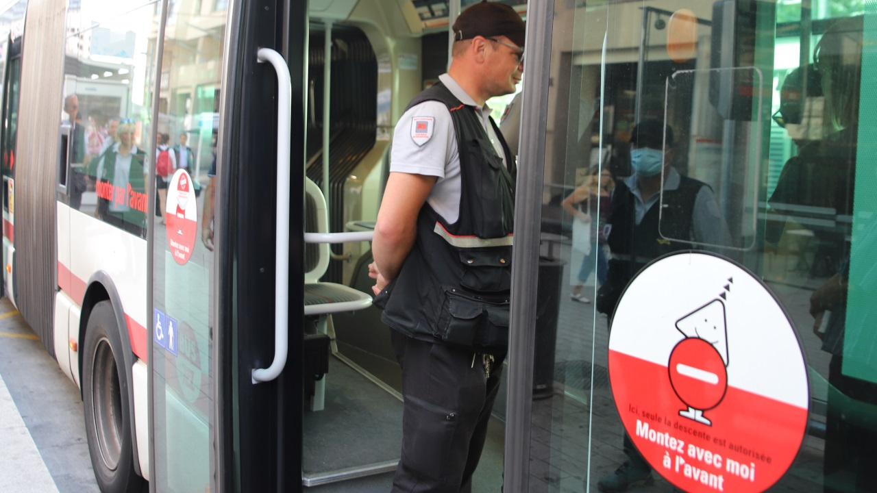 ils rackettent et frappent un collégien dans le bus, un professeur les reconnaît et les dénonce