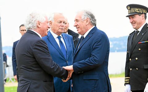 François Bayrou, Premier ministre, est arrivé ce samedi 10 mai 2025, vers 15 h, à Brest, accueilli par François Cuillandre, maire de Brest et Jean-Marc Ayrault, président de la Fondation pour la mémoire de l’esclavage.