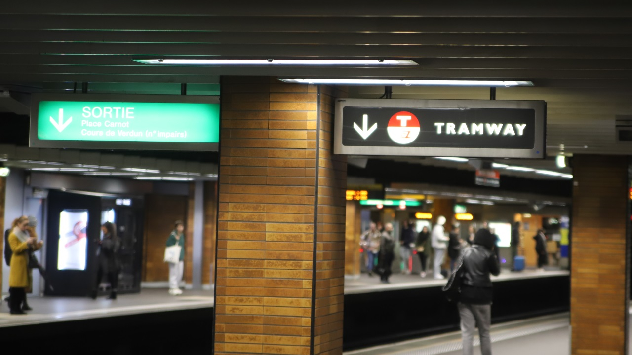 un colis suspect paralyse la ligne A du métro et les tramways