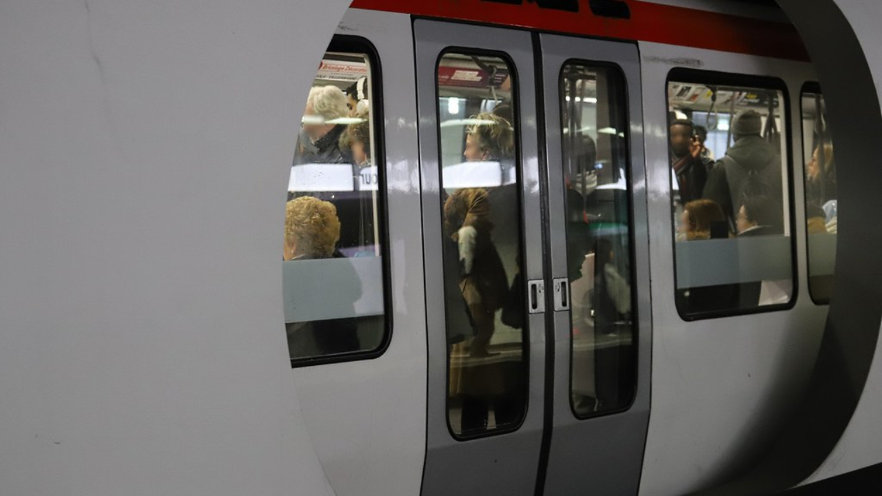 un quinquagénaire légèrement blessé après une chute sur les voies du métro D