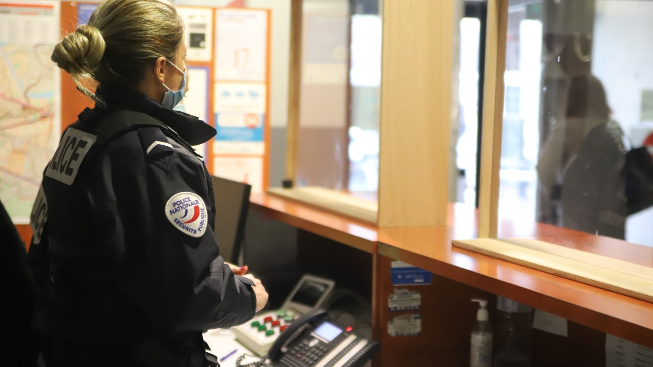 un étranger en situation irrégulière s’enfuit du commissariat pendant sa garde à vue et se fait reprendre dans la foulée