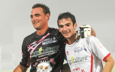 Christophe Kerbrat avec le gardien Loïc Mottier, sous le maillot du Stade Plabennecois.