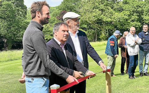Présent lors de l’inauguration, le maire de Carhaix, Christian Troadec, a officialisé l’ouverture du parcours en procédant à la traditionnelle coupe du ruban.