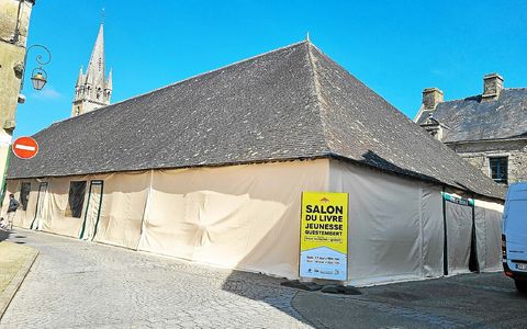 La nouveauté de cette 23e édition du salon : les halles sont fermées par des nouvelles bâches couleur beige avec des fenêtres, qui rendent le moment et le lieu beaucoup plus agréables.