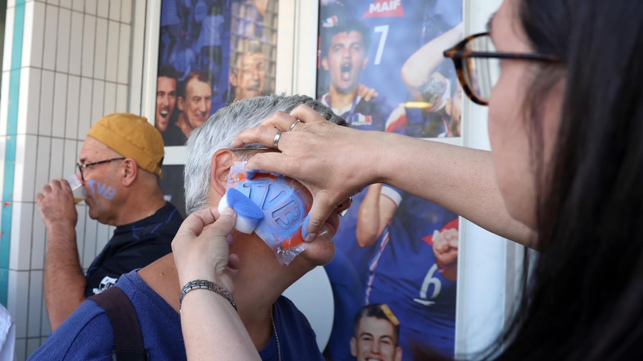 Les supporteurs du TVB se mettent aux couleurs de leur équipe pour cette finale.