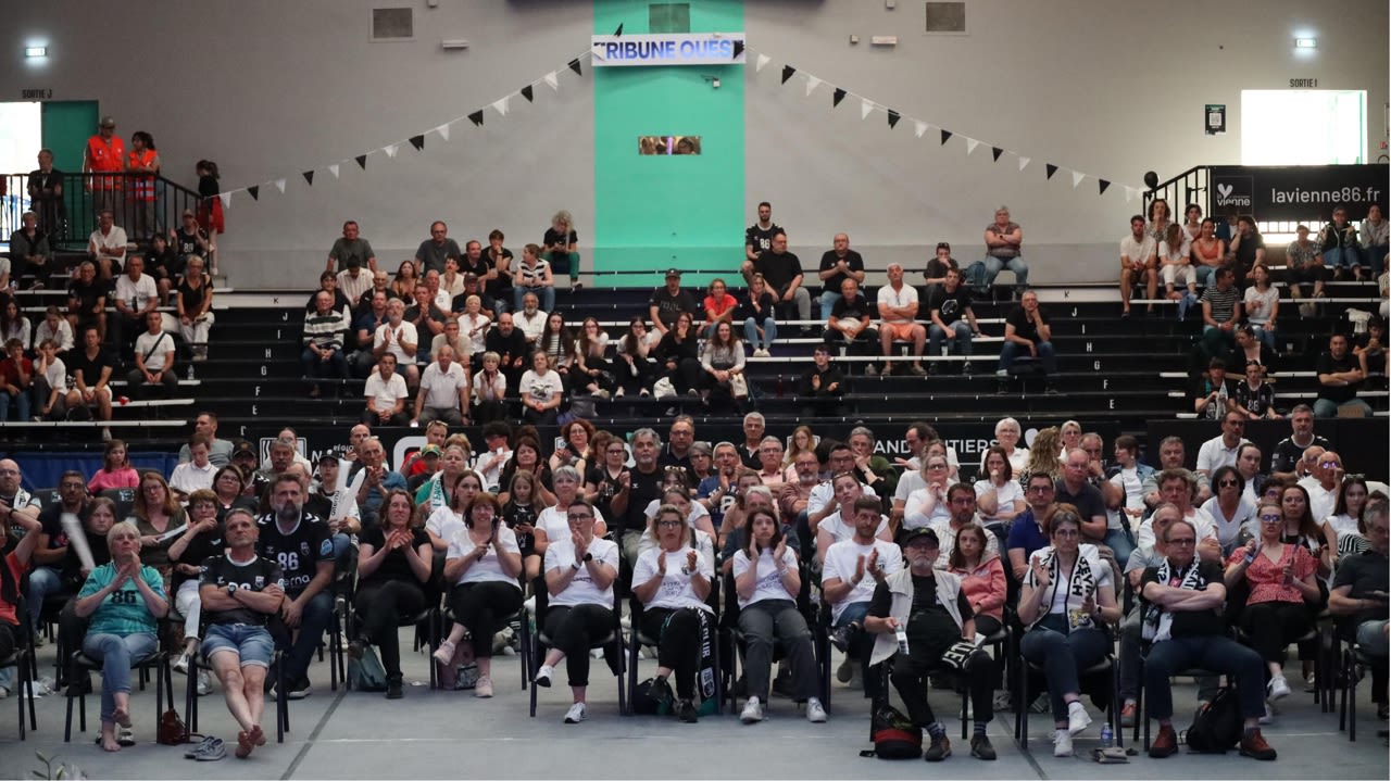 À Poitiers aussi, on a installé une fan-zone pour suivre la finale ! Près de 450 supporteurs sont présents.