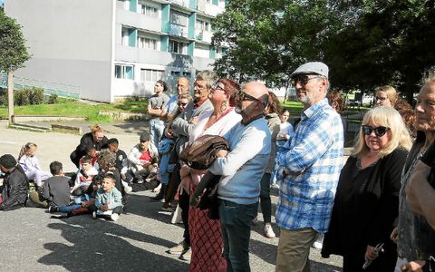 Les résidents de la place d’Écosse, entre autres visiteurs, ont pu admirer lors de vernissage le travail à la hauteur du graffeur de renommée internationale WD Wild Drawing qui a réalisé cette fresque murale.