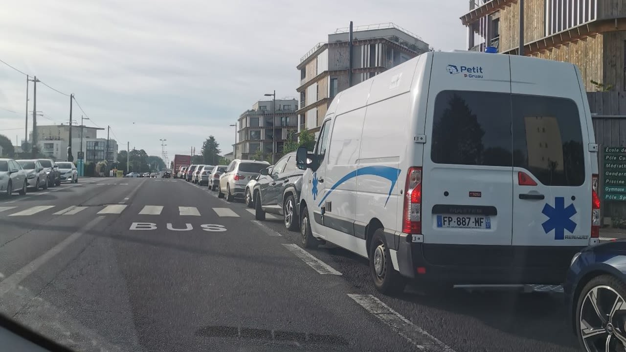 Une quarantaine de taxis opèrent des barrages filtrants à Chambray-lès-Tours.