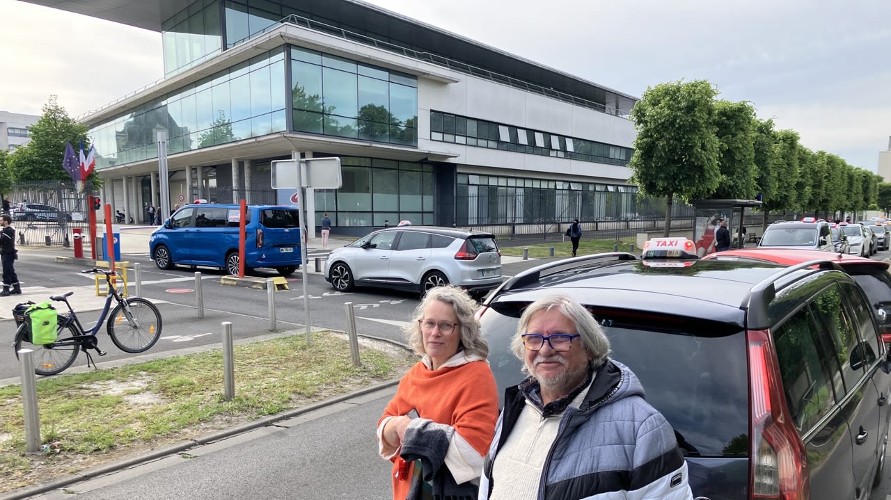 Clotilde et Jean-Jacques font partie de la vingtaine de taxis postés devant l’hôpital Bretonneau.