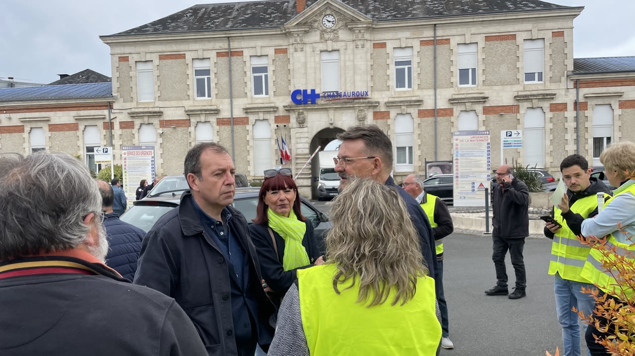 Le président de la Fédération des taxis indépendants de l’Indre, Eric Bourscheidt, expose les revendications de chauffeurs de taxi au député Horizon François Jolivet.