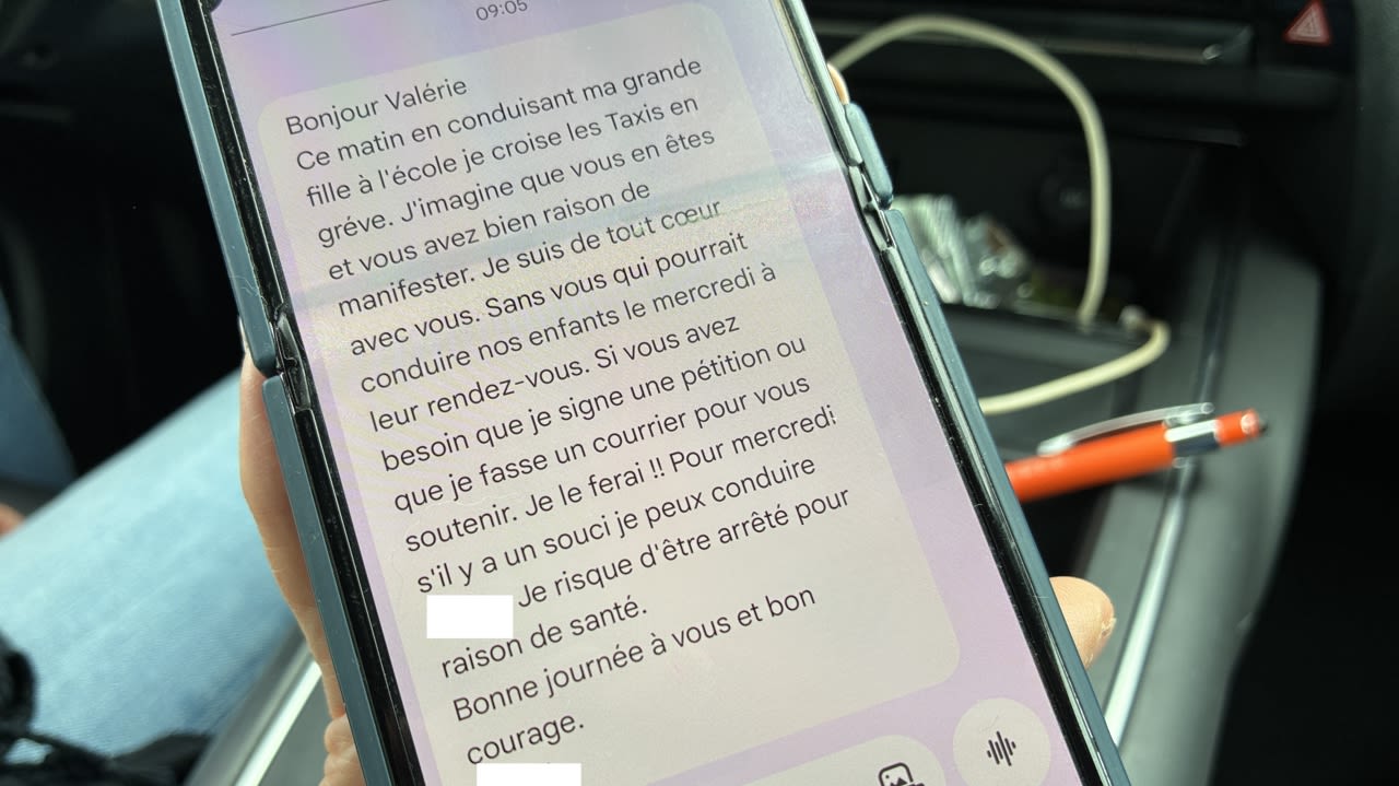 À Niort, Valérie, chauffeuse de taxi, a reçu un texto de soutien de la part d’une de ses clientes.