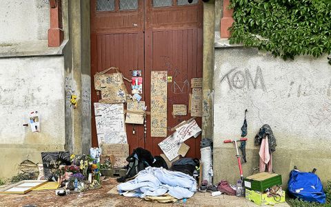 Samedi 16 mai, de nombreux mots étaient accrochés sur des cartons en haut des marches de l’église place Sainte-Anne à Rennes.