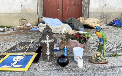 À Rennes, ce lundi matin, des statuettes, des fleurs et un tableau de Titi dédicacé rendaient hommage à Tom.