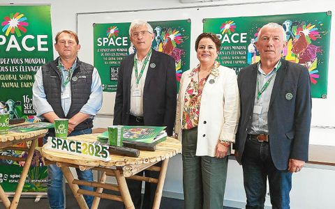 La commissaire générale du Space, Anne-Marie Quéméner, entourée par Didier Lucas (responsable innovation), Marcel Denieul (président) et Jean-Yves Rissel (responsable concours d’animaux).