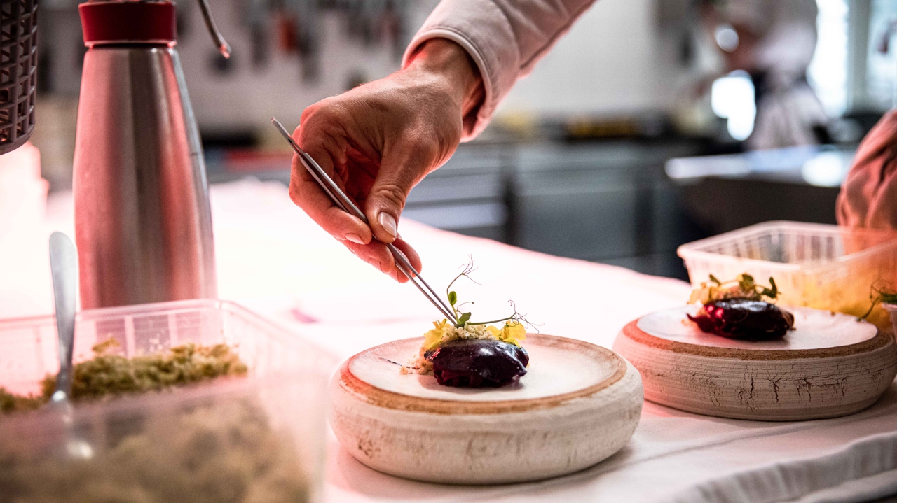 Insultes, humiliations, violences… Un livre choc dénonce les dérives et "l’omerta" dans les restaurants étoilés
