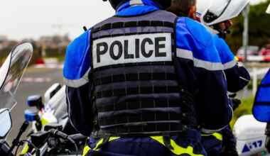 le voleur s’attaque sans le savoir au scooter d’un policier, juste sous son nez