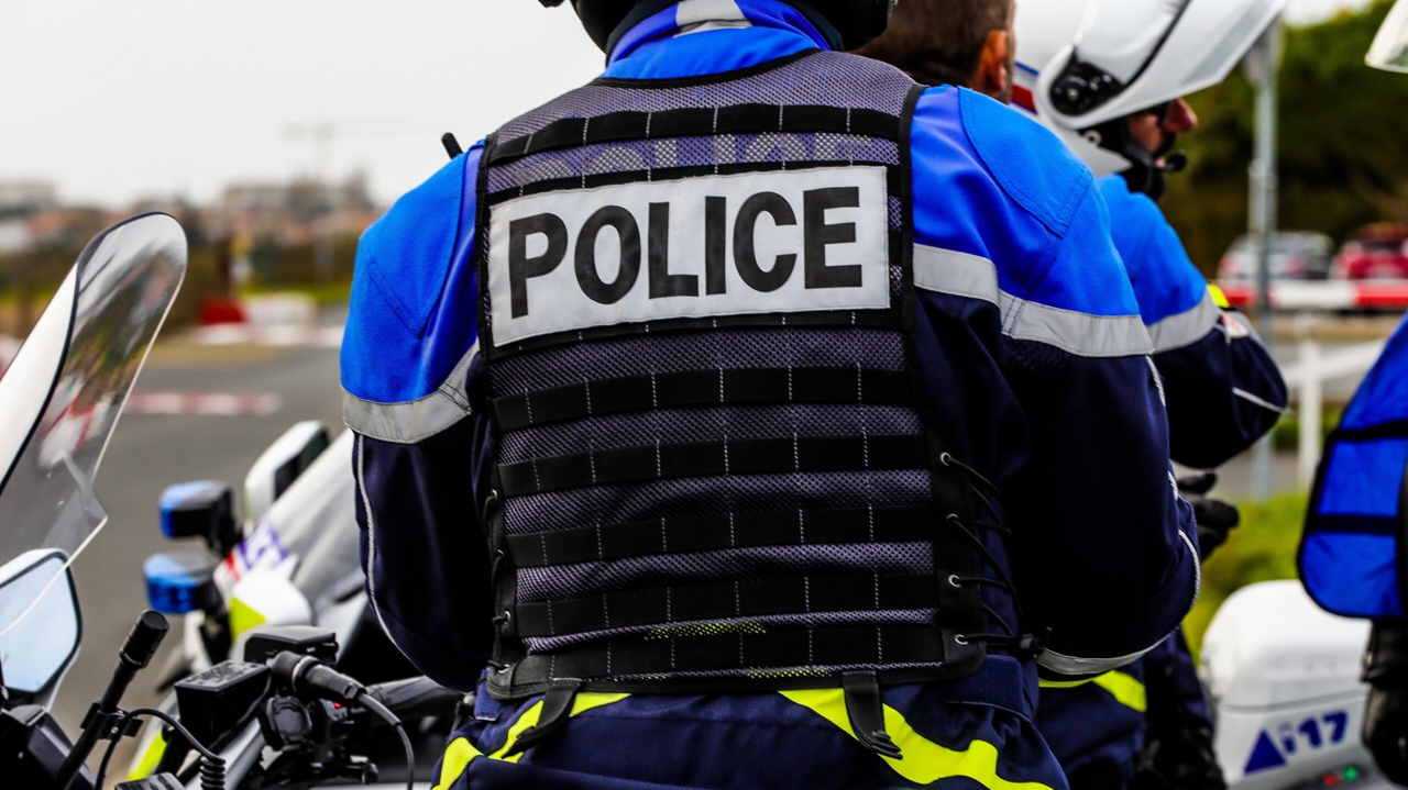 le voleur s’attaque sans le savoir au scooter d’un policier, juste sous son nez