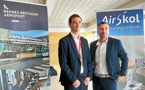 Yannick Bouiller, directeur de l’aéroport de Rennes (à gauche), et Nicolas Rousseau, patron d’Airskol, jeudi 22 mai, lors d’une cérémonie d’inauguration.