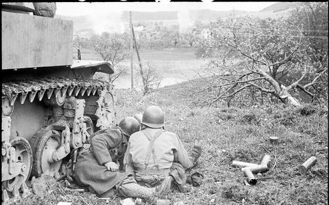 « Des zouaves du 2e bataillon de zouaves portés, unité affectée au Combat Command 3 (CC3), sont postés devant Fützen » -Germaine Kanova, 26 avril 1945