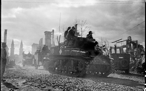 « Une colonne de véhicules et de blindés de la 1re armée française traverse le Rhin sur le pont flottant de Mannheim » -Germaine Kanova, 3 avril 1945