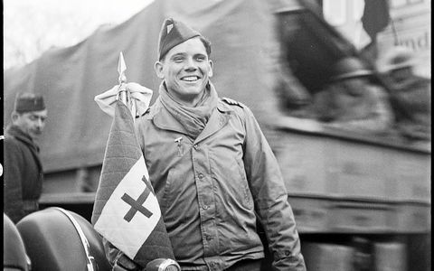 « Portrait du chauffeur du général de Gaulle dans le village du Bonhomme (Haut-Rhin) lors d’une visite du général au 2e corps d’armée (2e CA) sur le front des Vosges » - Germaine Kanova, 18 décembre 1944.