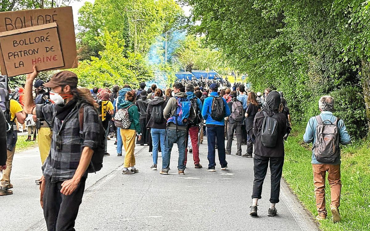Une manifestation contre Vincent Bolloré réunit entre 500 et 600 personnes à Ergué-Gabéric
