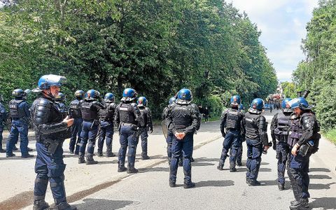 Un cordon de gendarmes mobiles a été déployé en amont de Blue Solutions.