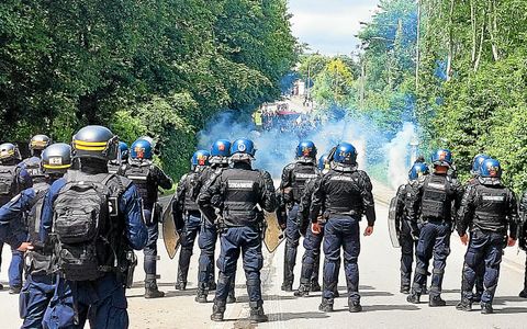 Un cordon de gendarmes mobiles a été déployé en amont de Blue Solutions.