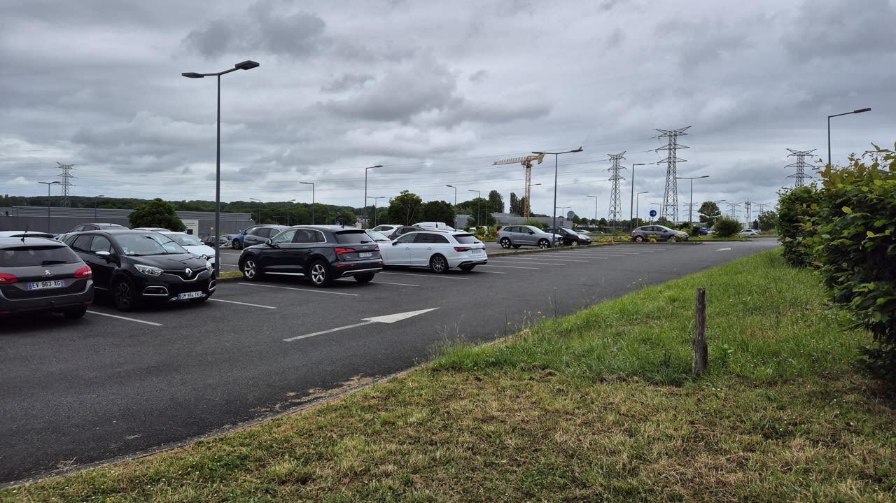 De nombreuses places sont disponibles sur le parking de la clinique.