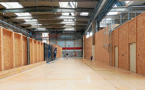 Des ateliers et bureaux ont été créés au sein du bâtiment grâce à des modules en bois.