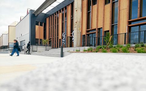 Le Bâtiment 78 a été rénové complètement, notamment au niveau de la façade ouest, qui a été ouverte. Un parvis a été créé.