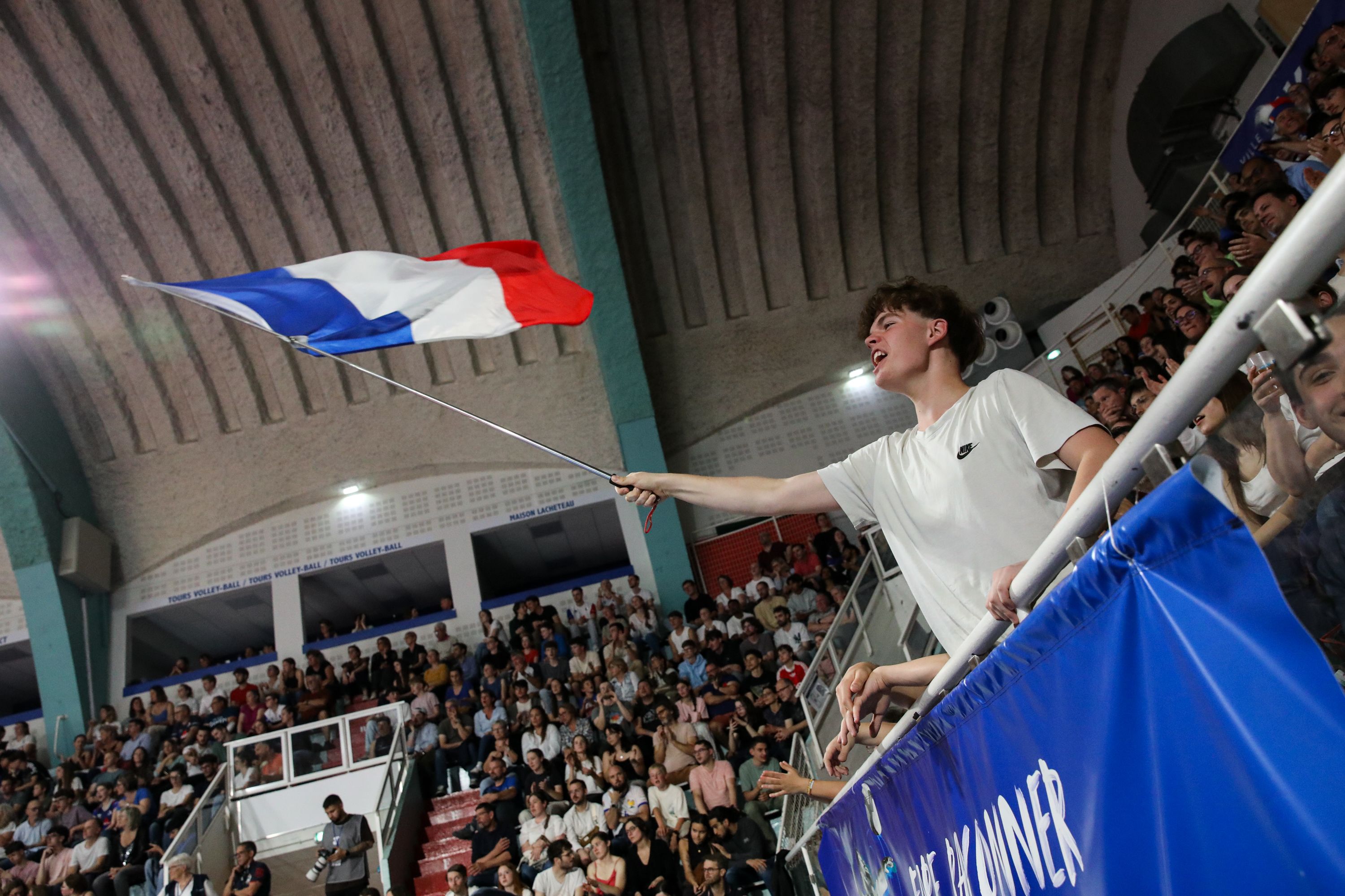 Les supporteurs n’ont pas tardé à brandir les drapeaux tricolores.