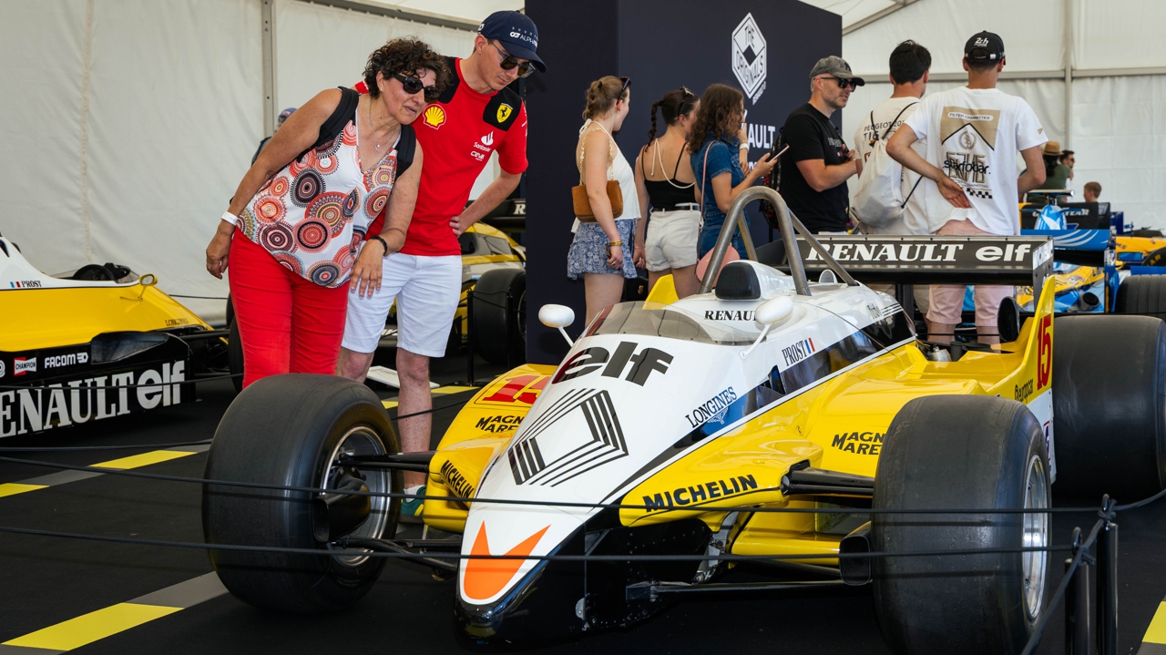 "Voir la voiture d’Alonso avec qui j’ai grandi, c’est incroyable." Les Renault F1 volent la vedette aux Ferrari au Vigeant